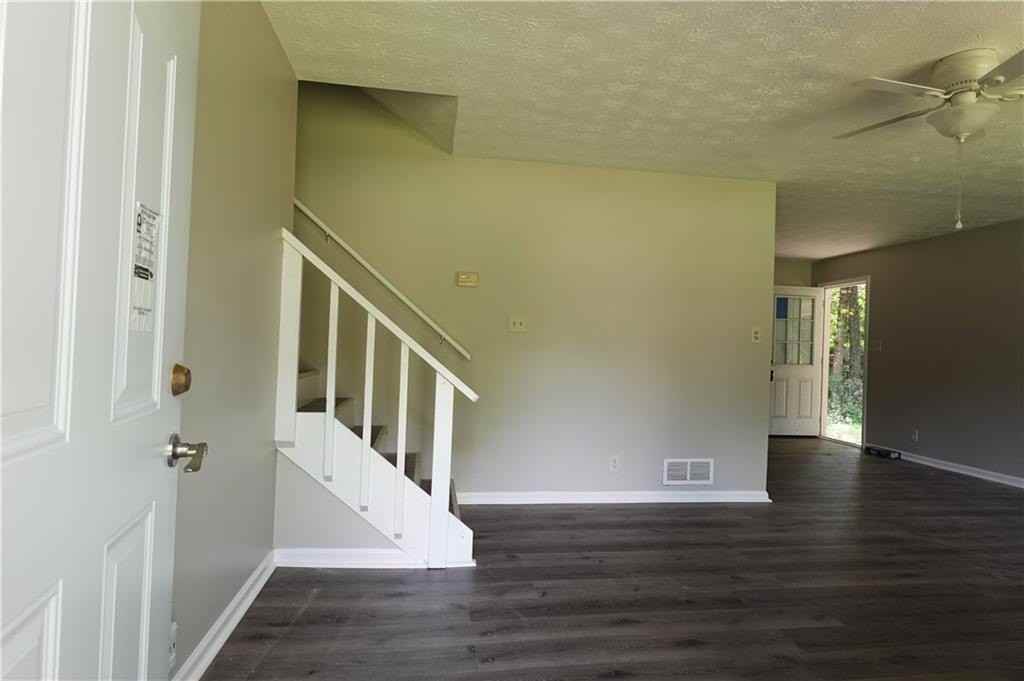 632 Plantation Blvd - Photo 2 of 17