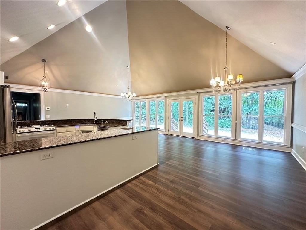 1095 Whitehead Rd - Photo 2 of 22