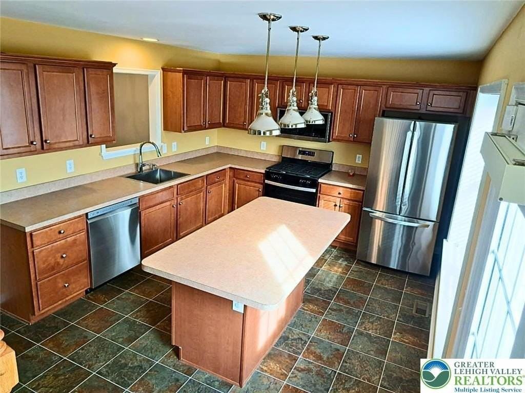 341 S Oak St - Photo 3 of 25