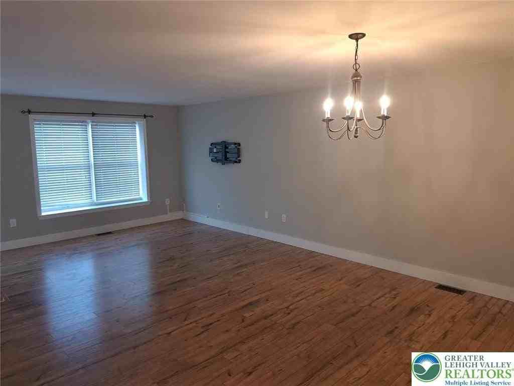 341 S Oak St - Photo 6 of 25