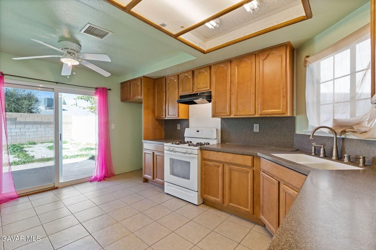 37719 Lasker Ave - Photo 2 of 16