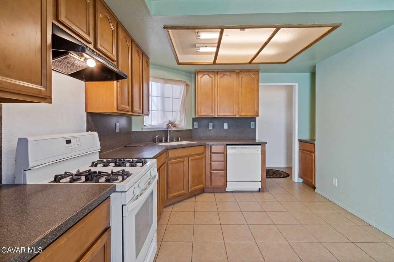 37719 Lasker Ave - Photo 4 of 16