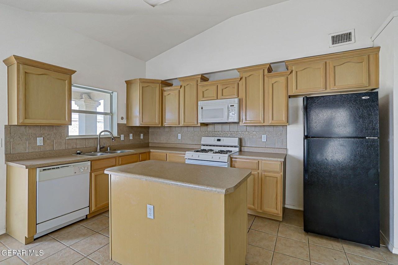 14237 Desert Stone Dr - Photo 6 of 38