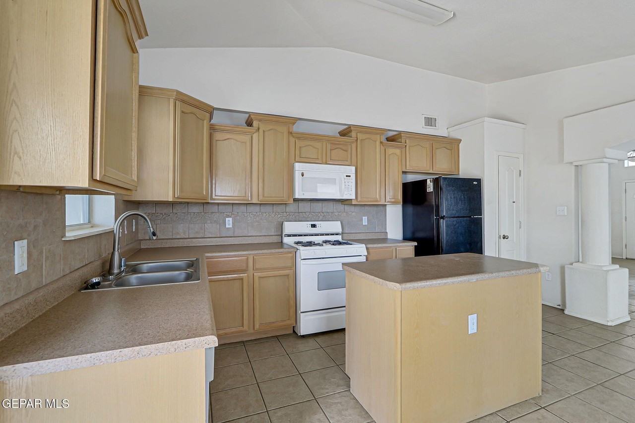 14237 Desert Stone Dr - Photo 7 of 38