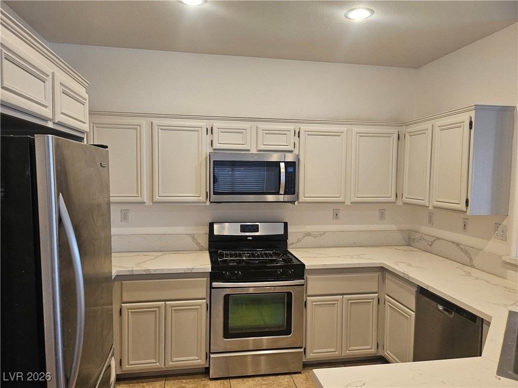 2266 Surrey Meadows Ave - Photo 3 of 11