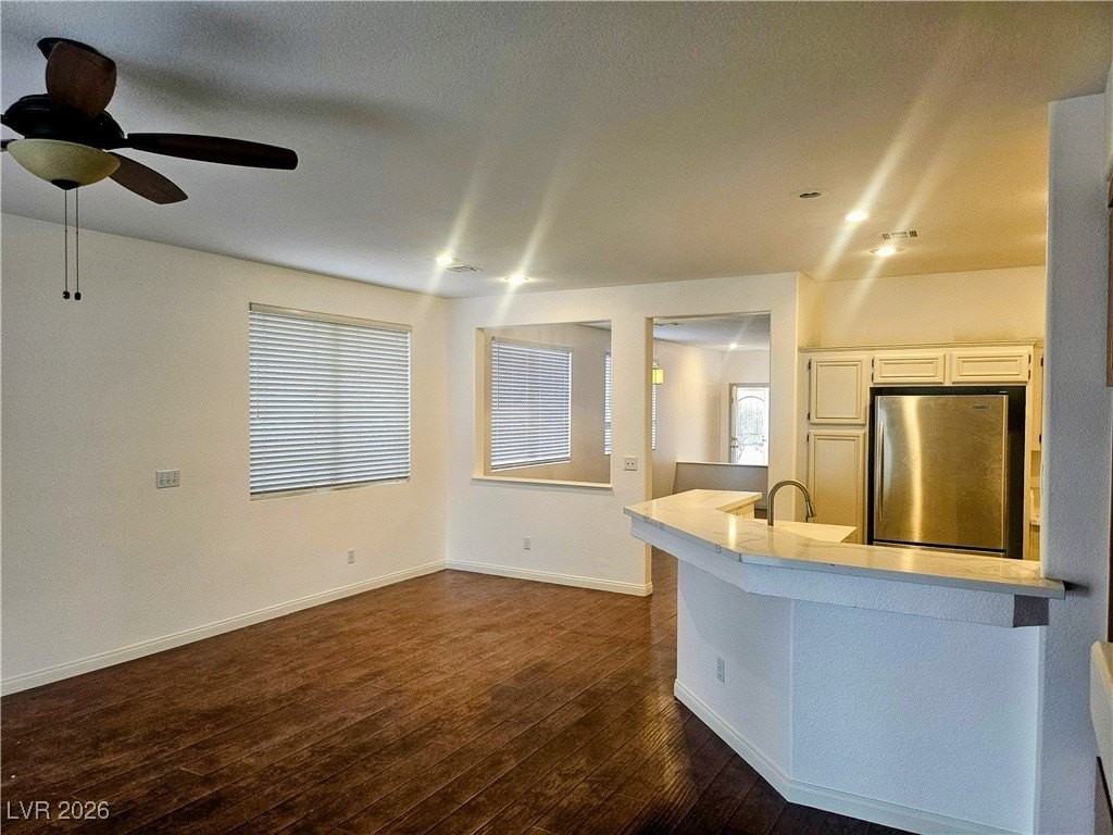 2266 Surrey Meadows Ave - Photo 4 of 11