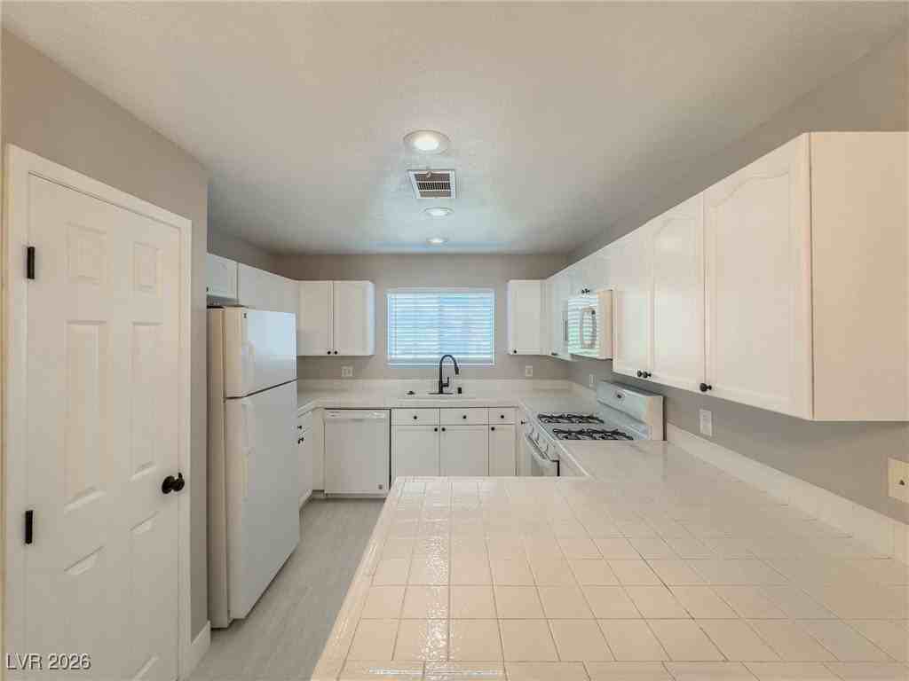 400 Pine Haven St #203 - Photo 6 of 31