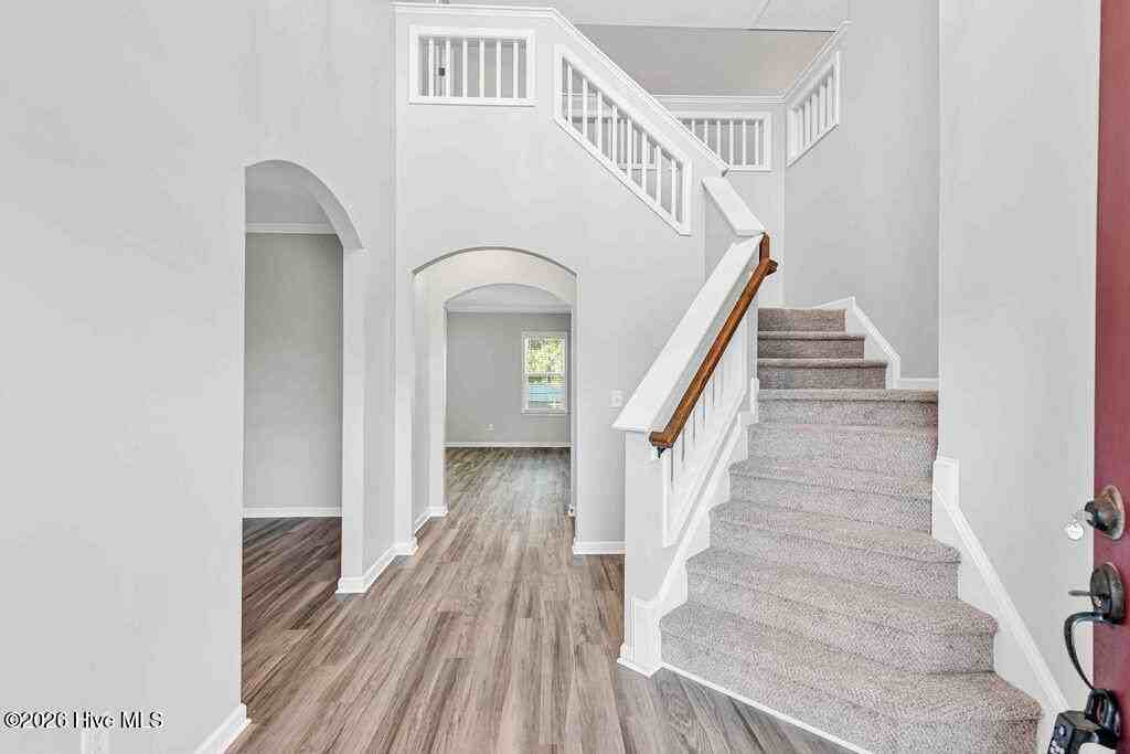 601 Winfall Dr - Photo 4 of 43