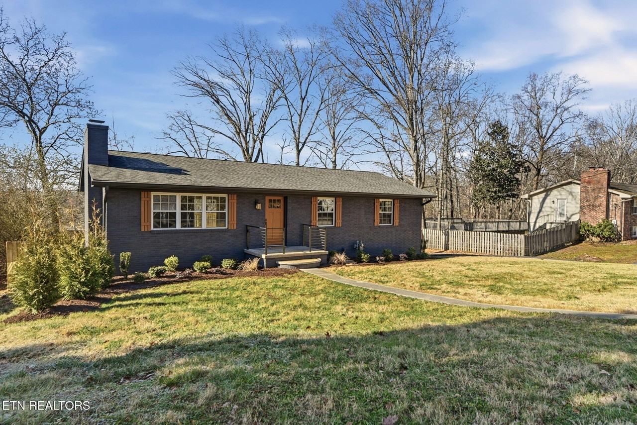 8008 W Cliff Dr - Photo 2 of 48