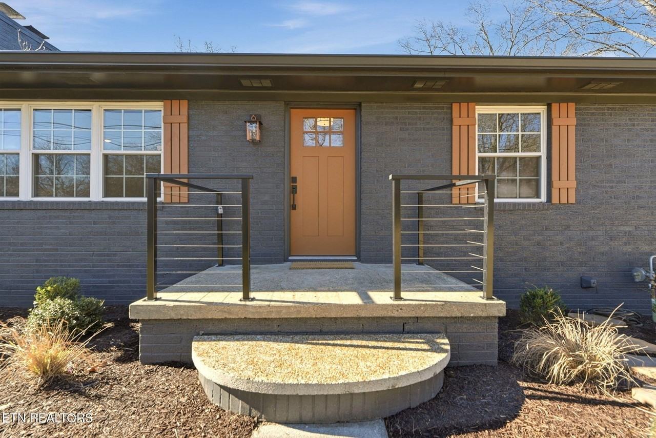 8008 W Cliff Dr - Photo 3 of 48