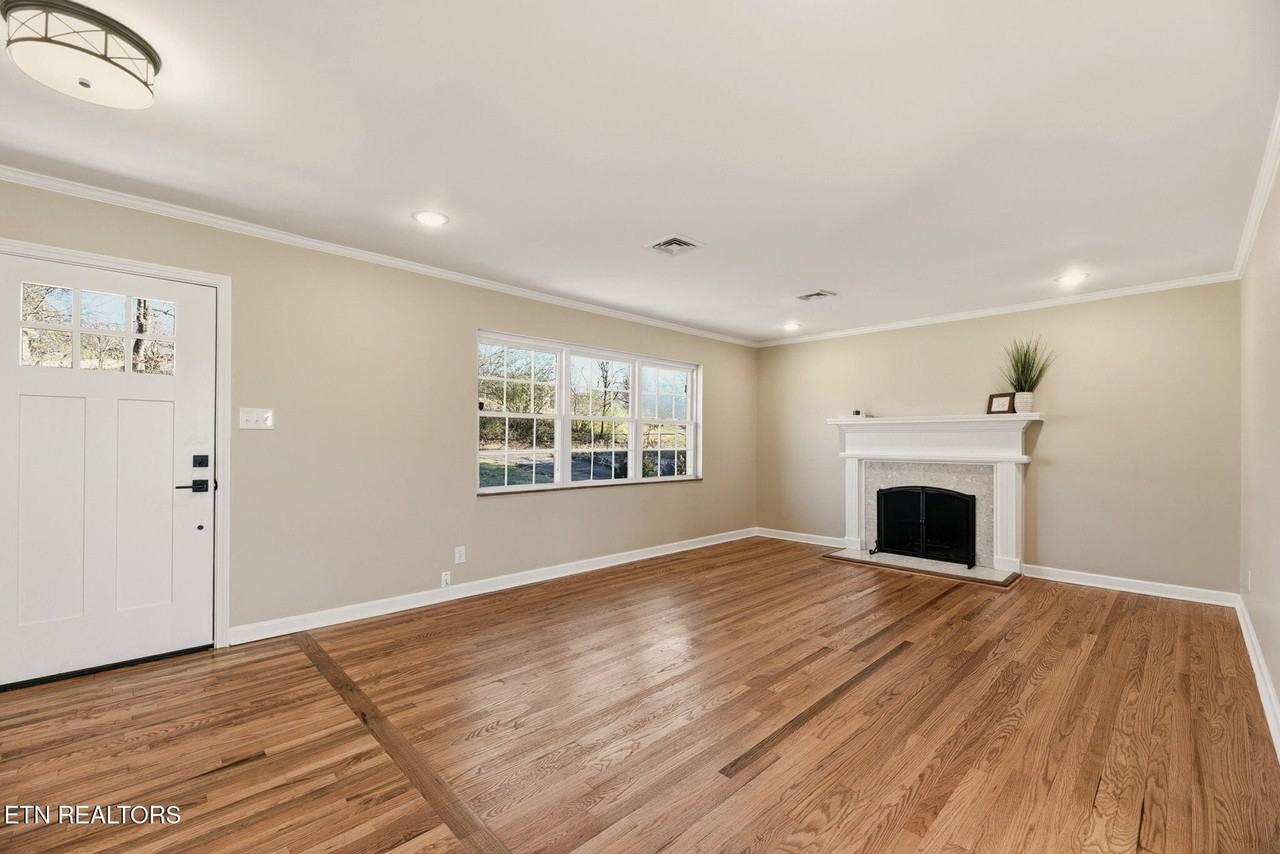 8008 W Cliff Dr - Photo 5 of 48