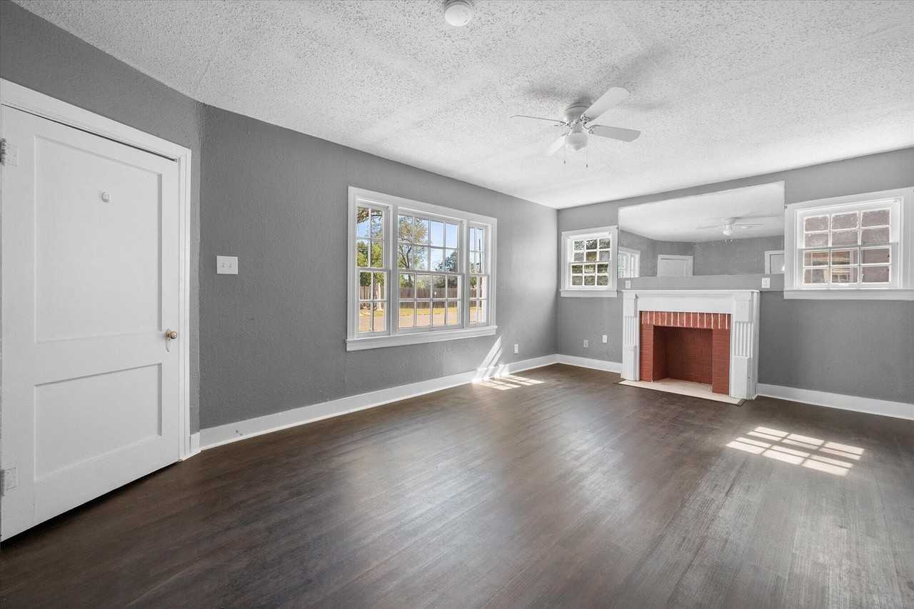 2402 Avenue U - Photo 4 of 30