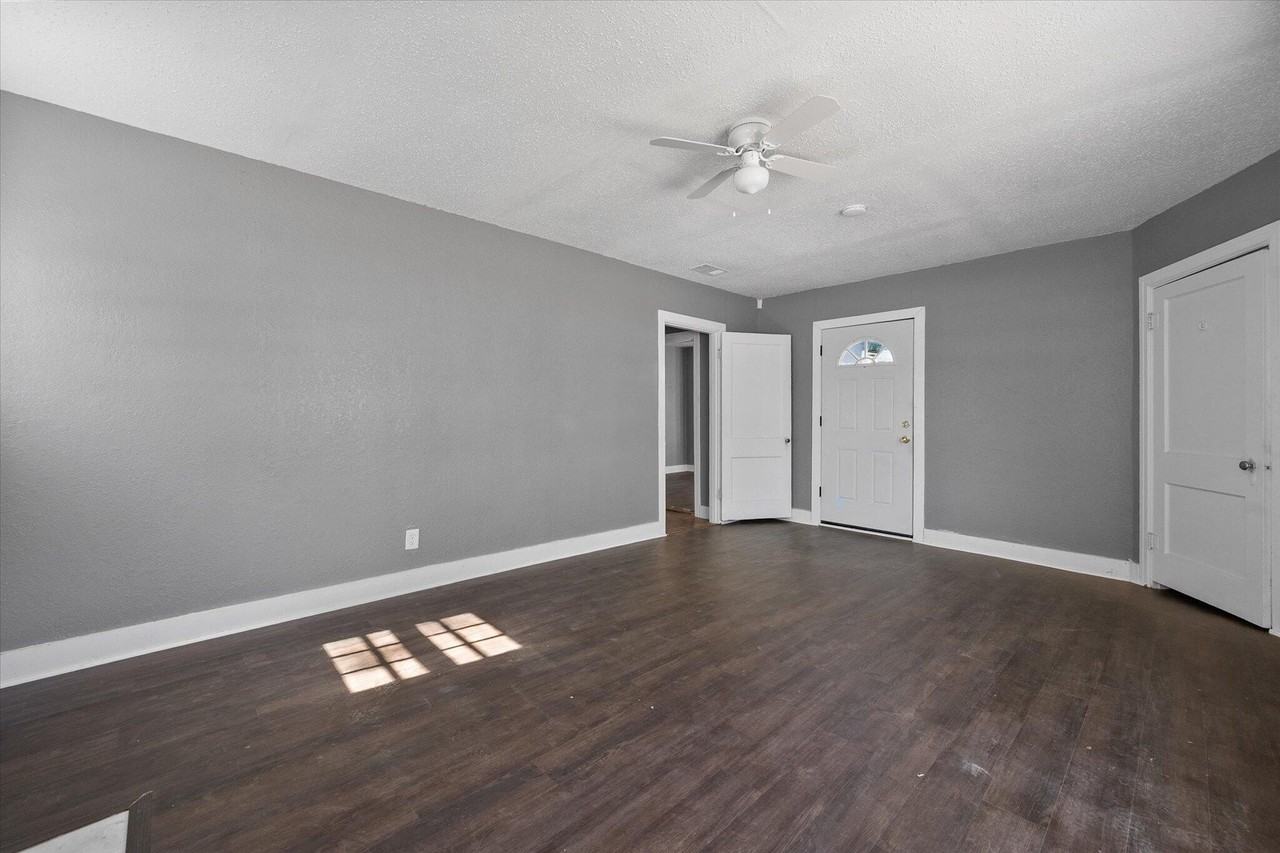 2402 Avenue U - Photo 6 of 30