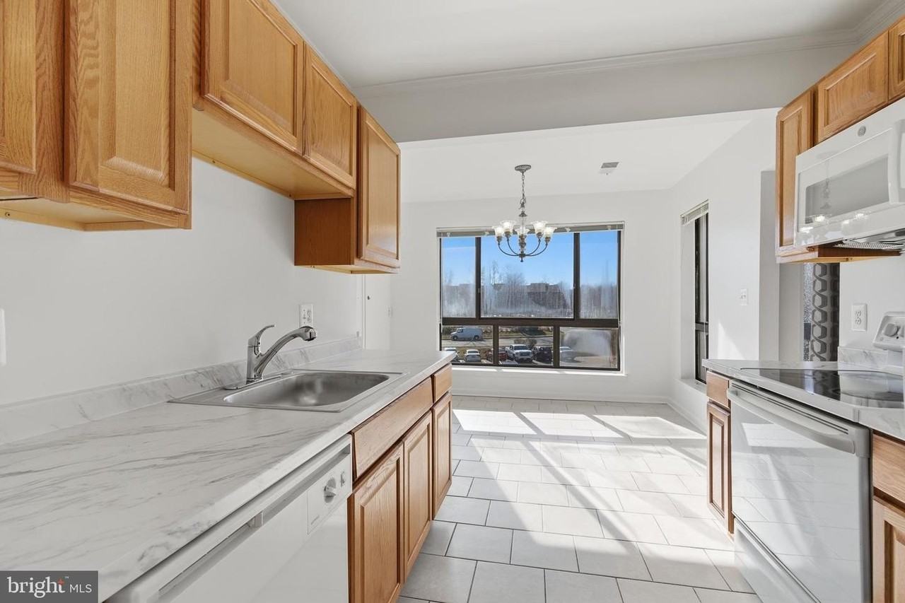 561 Florida Ave - Photo 4 of 32