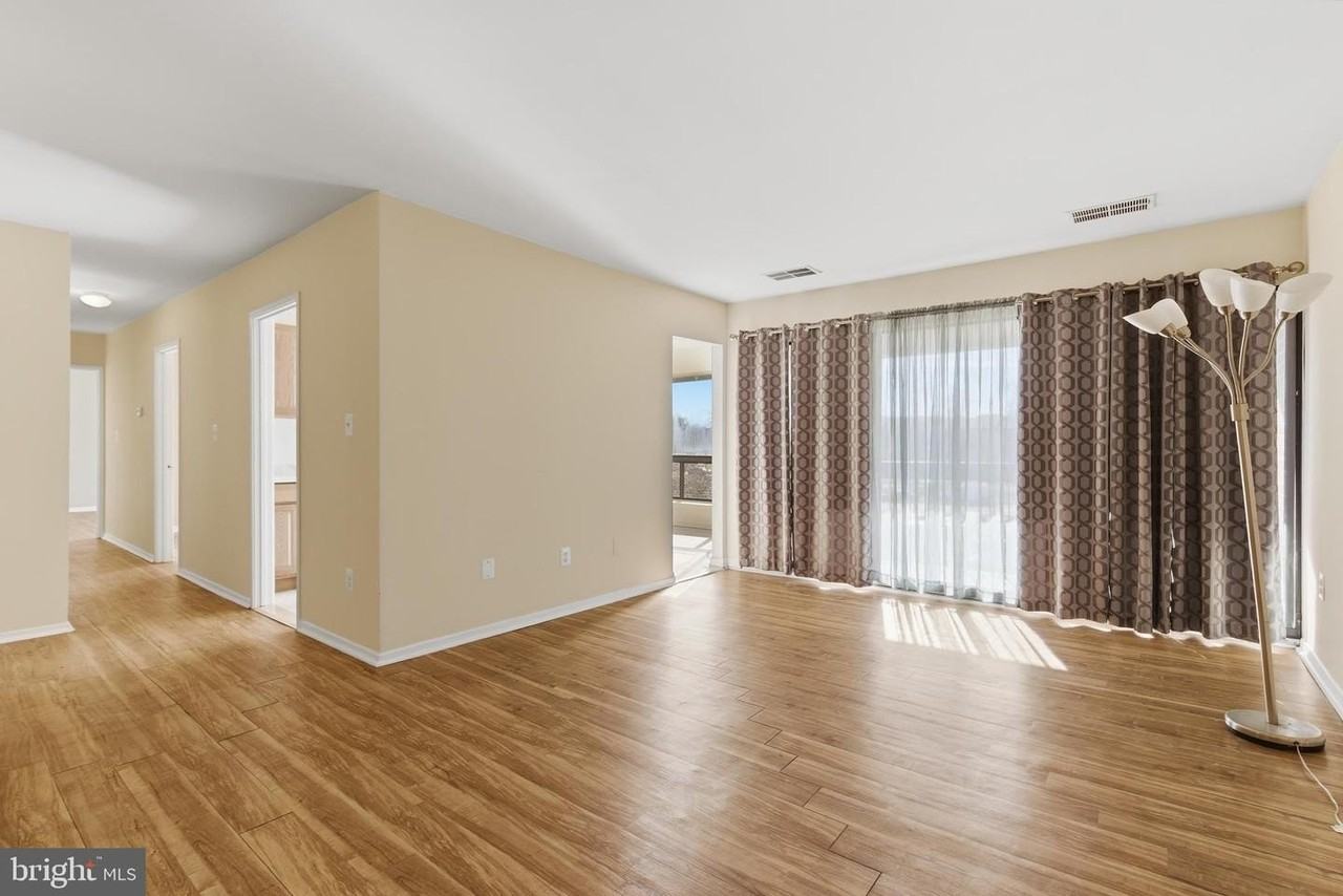 561 Florida Ave - Photo 5 of 32