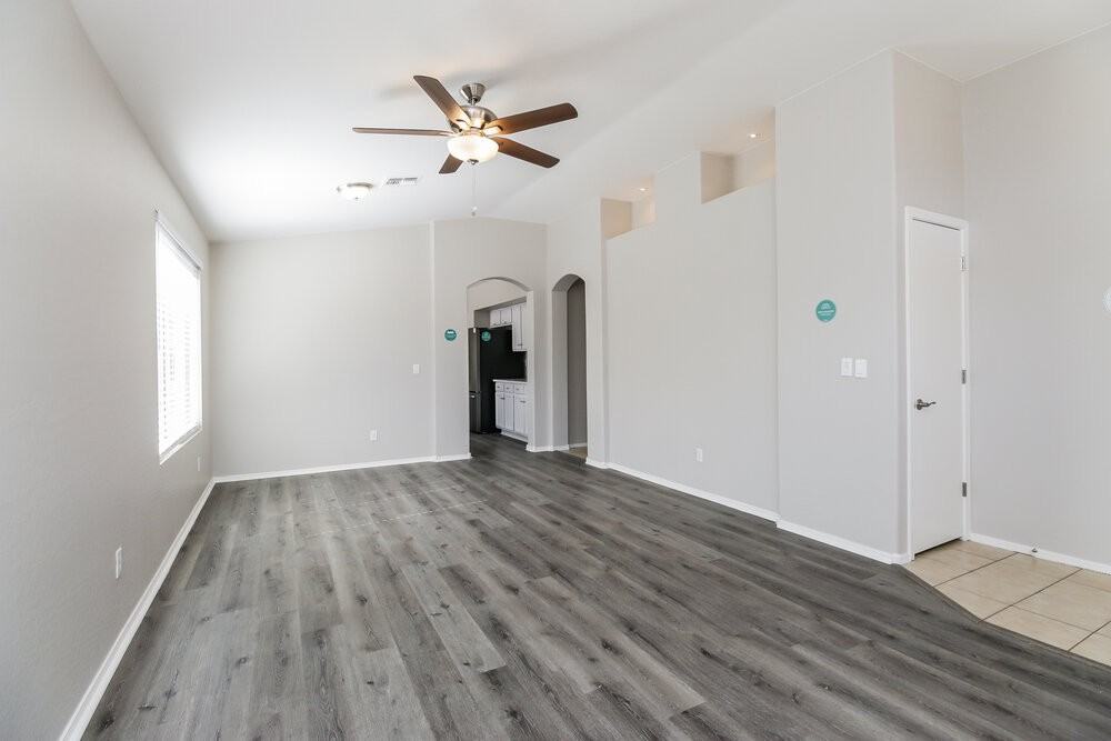 3724 W Pleasant Ln - Photo 4 of 15