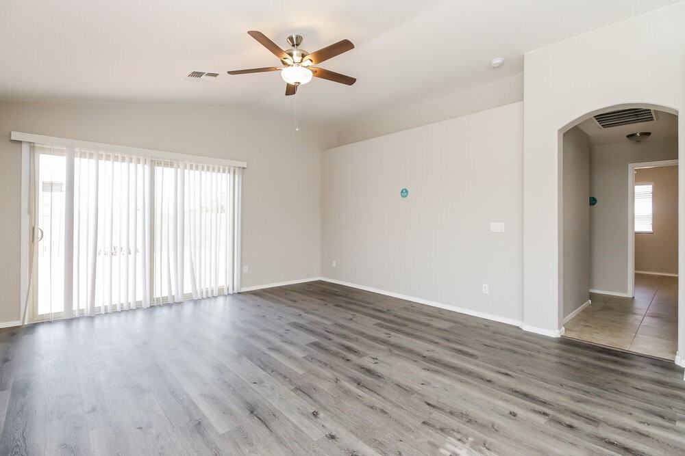 3724 W Pleasant Ln - Photo 5 of 15