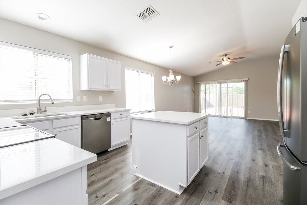 3724 W Pleasant Ln - Photo 7 of 15