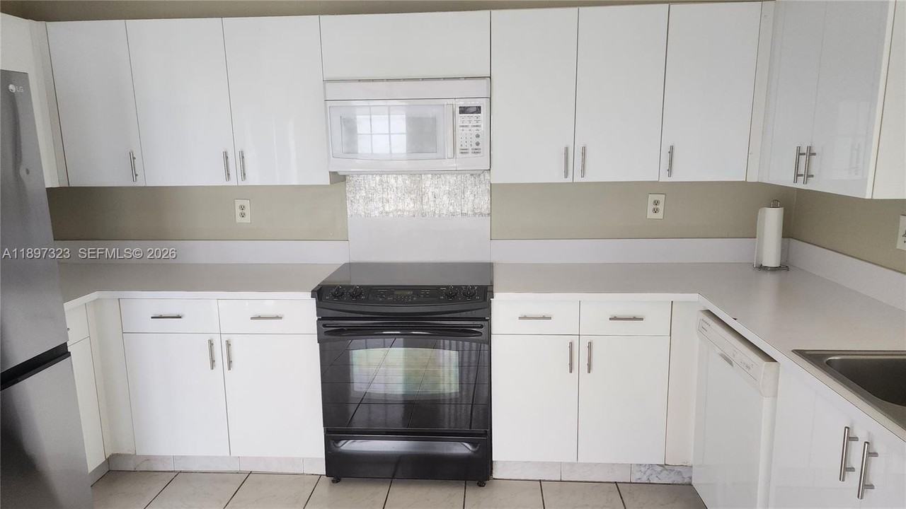 10628 Sw 118th Pl #10628 - Photo 5 of 50