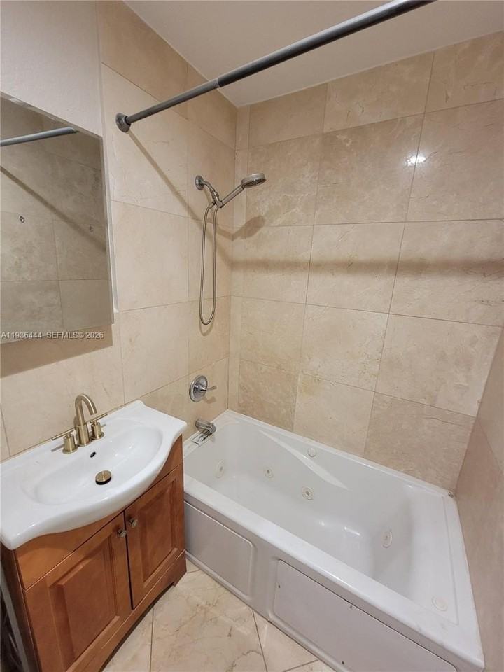 1428 Nw 6th Ave - Photo 5 of 12