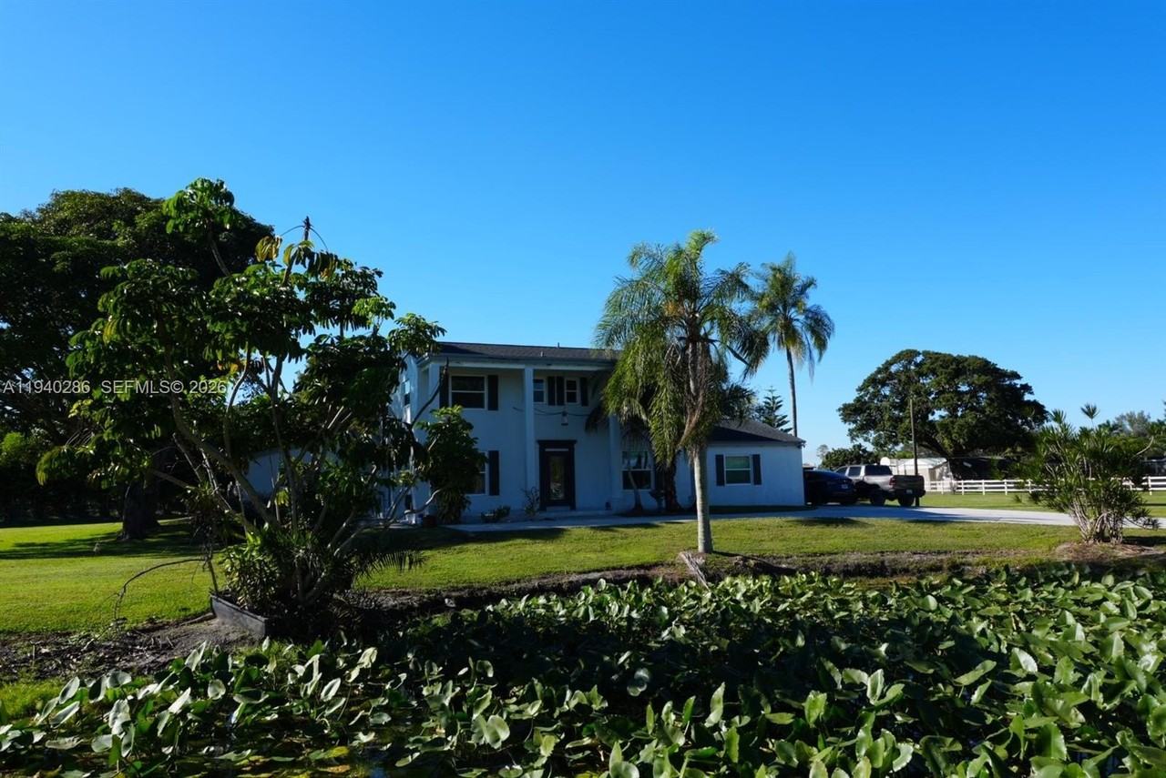 7601 Nw 82nd Ter - Photo 2 of 34