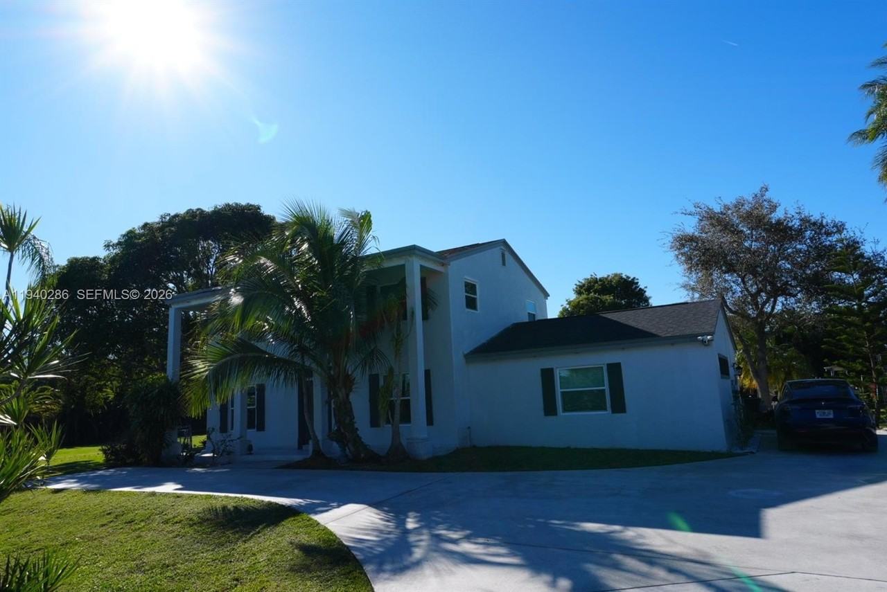 7601 Nw 82nd Ter - Photo 3 of 34