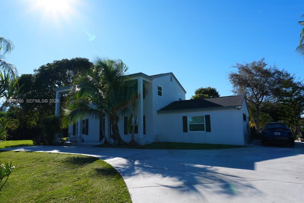 7601 Nw 82nd Ter - Photo 4 of 34