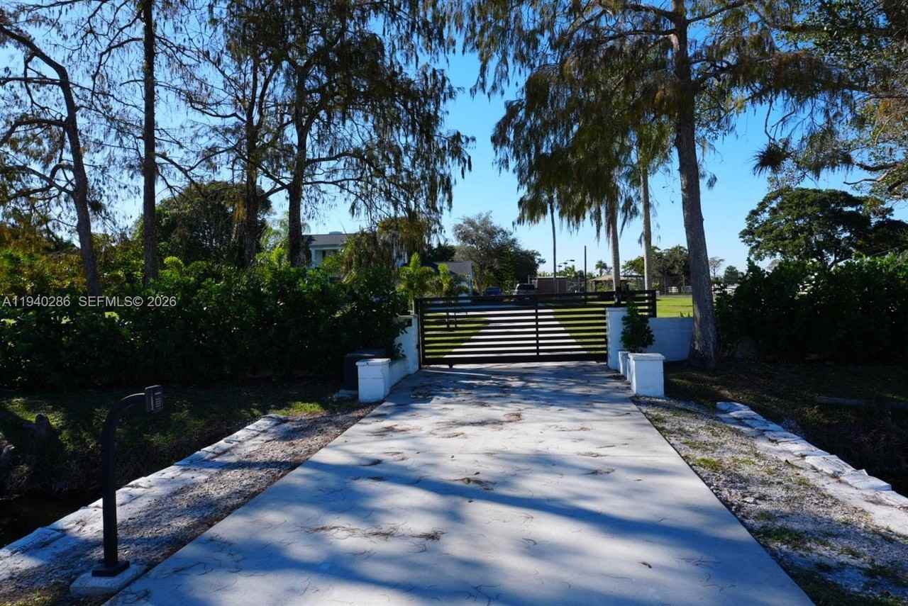 7601 Nw 82nd Ter - Photo 6 of 34