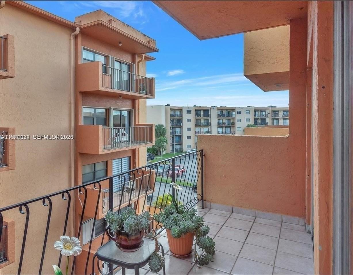 1900 W 54th St #307 - Photo 5 of 7