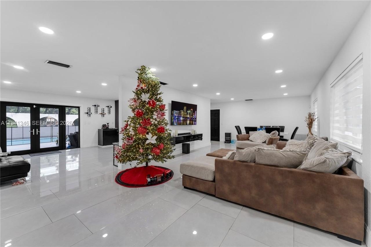 551 Sw 127th Ave #551 - Photo 3 of 37