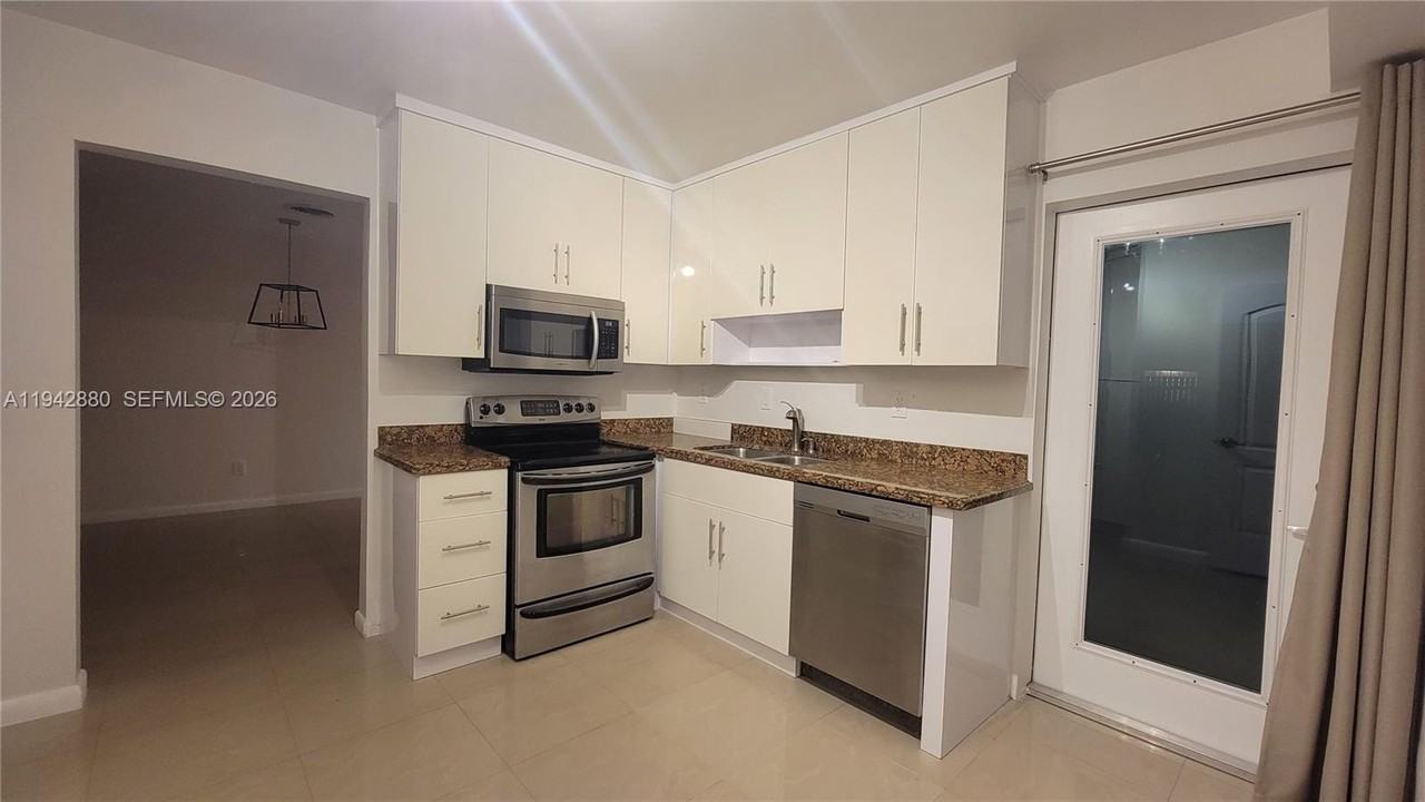 670 Ne 179th Ter - Photo 3 of 18