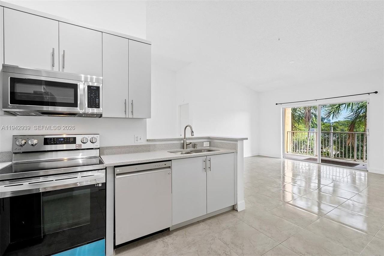 6992 Sw 39th St #I302 - Photo 5 of 25