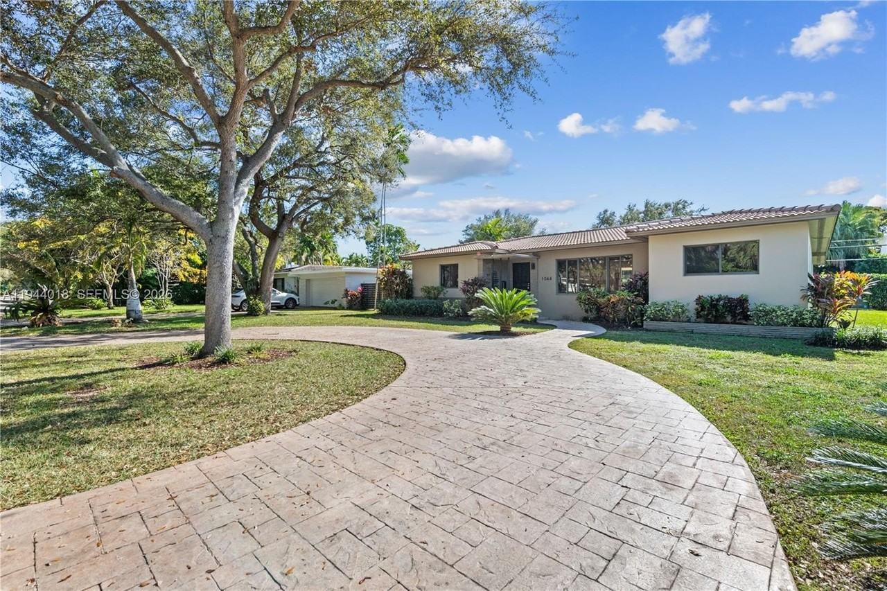 1044 Ne 97th St - Photo 4 of 29