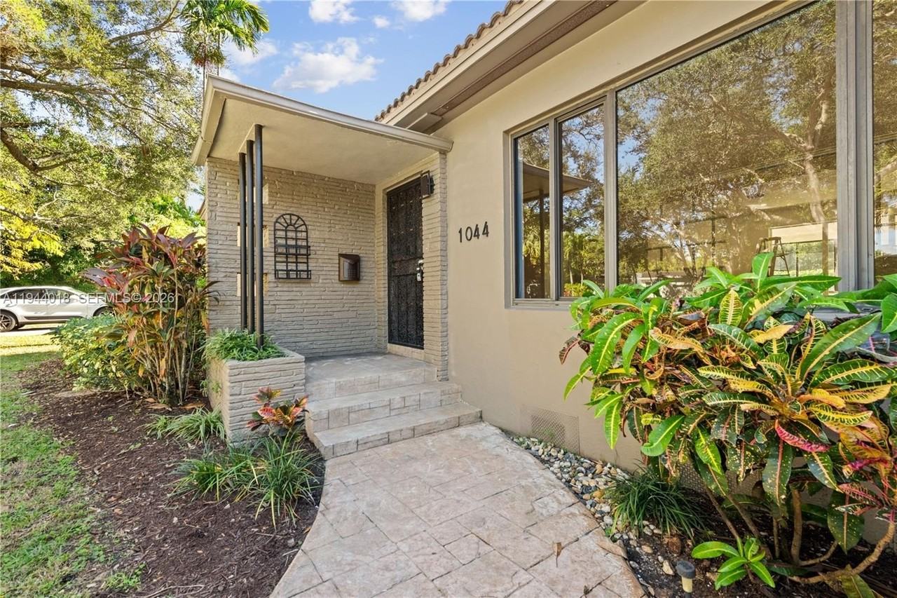 1044 Ne 97th St - Photo 5 of 29