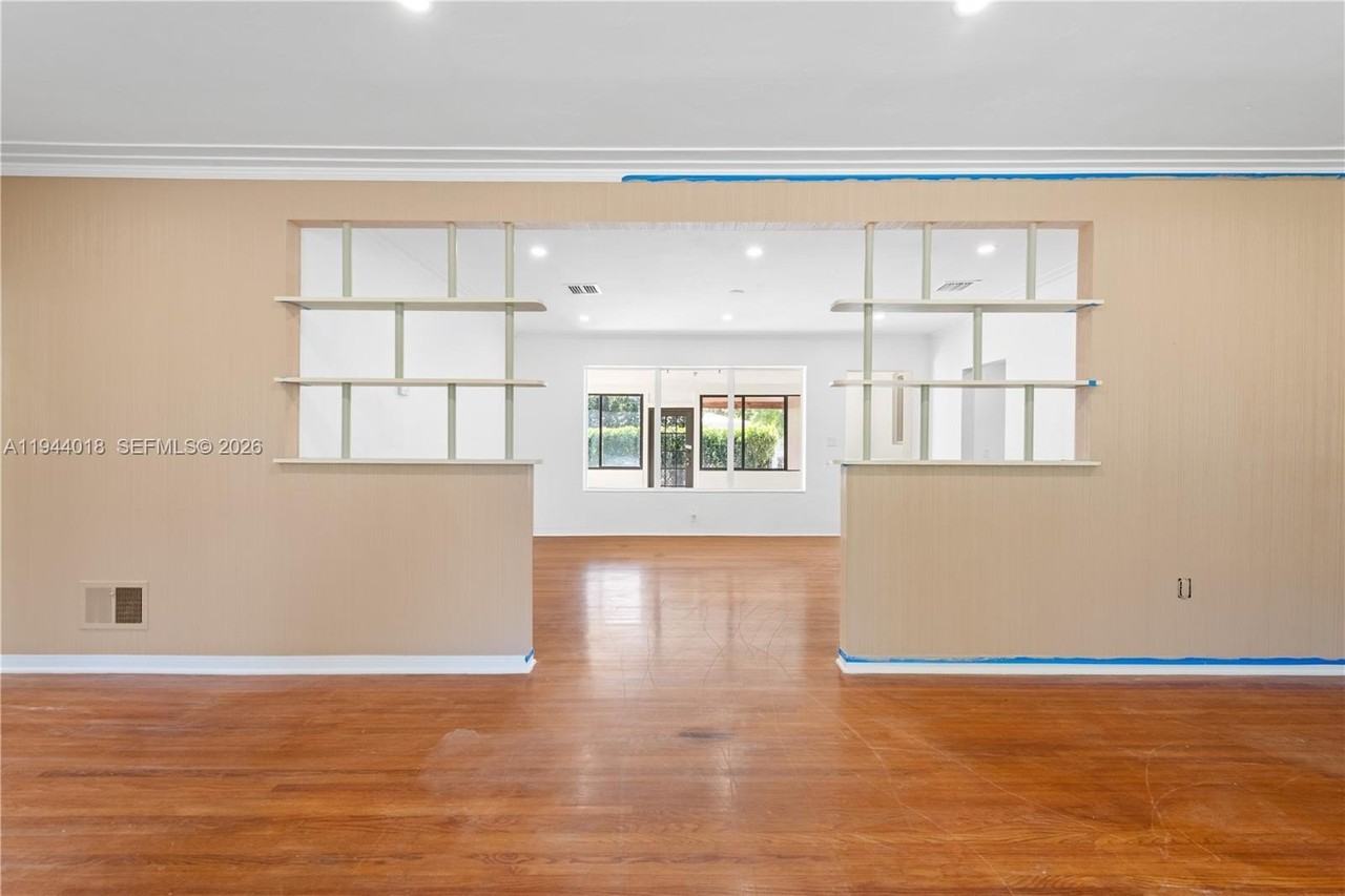 1044 Ne 97th St - Photo 7 of 29