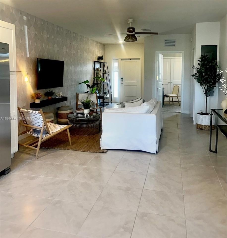 453 Ne 13th St #453 - Photo 3 of 22