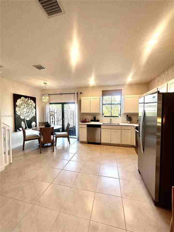 453 Ne 13th St #453 - Photo 6 of 22