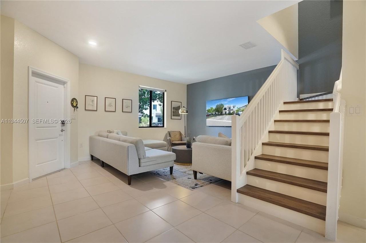 20648 Ne 7th Pl - Photo 2 of 44