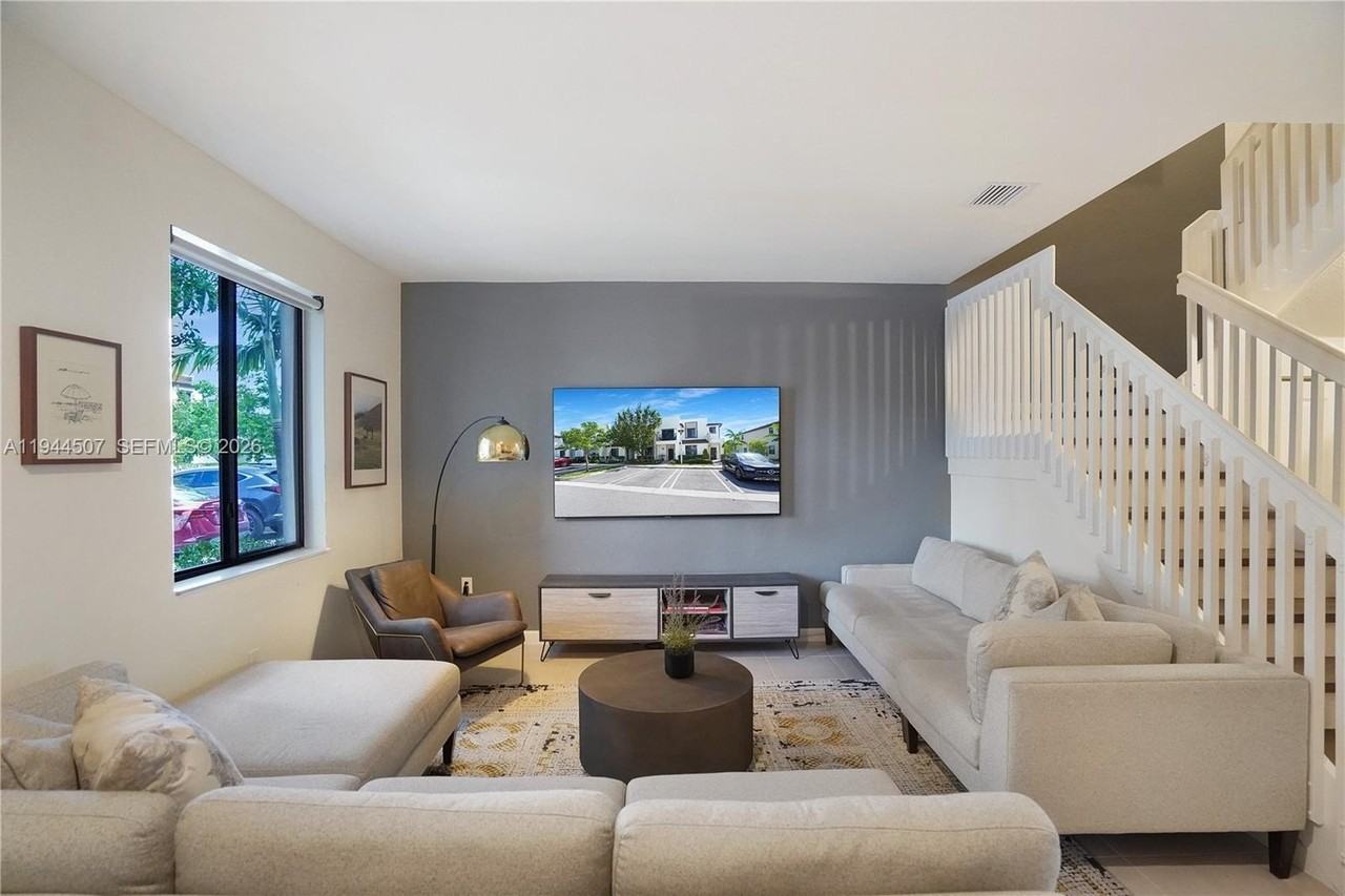 20648 Ne 7th Pl - Photo 3 of 44