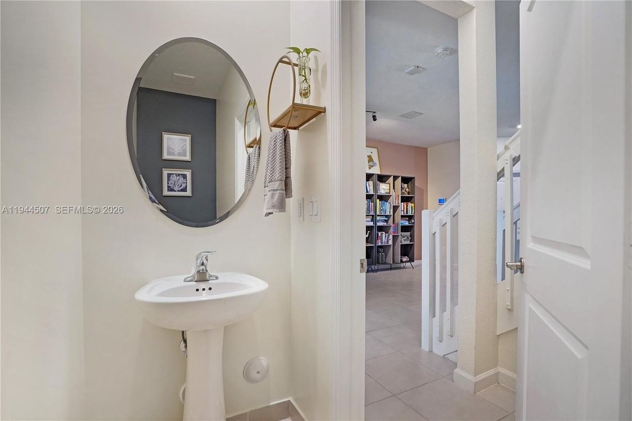 20648 Ne 7th Pl - Photo 5 of 44