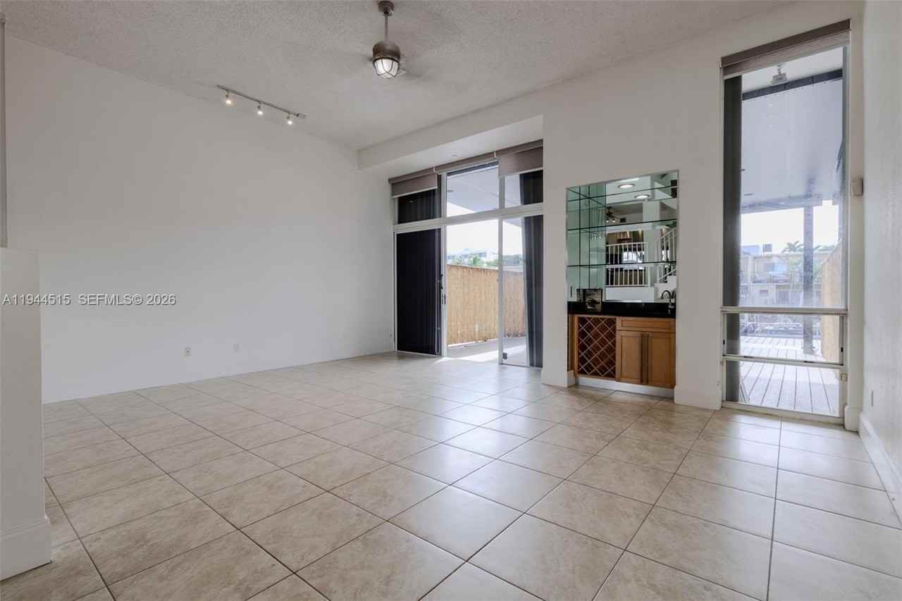 3920 Ne 168th St #4 - Photo 7 of 31