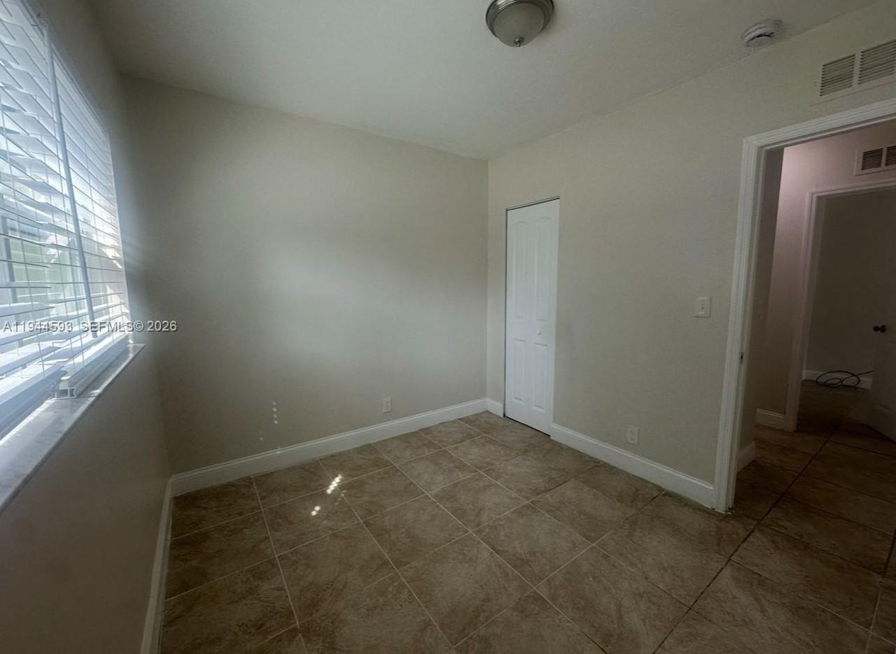 2511 Nw 9th St - Photo 4 of 10