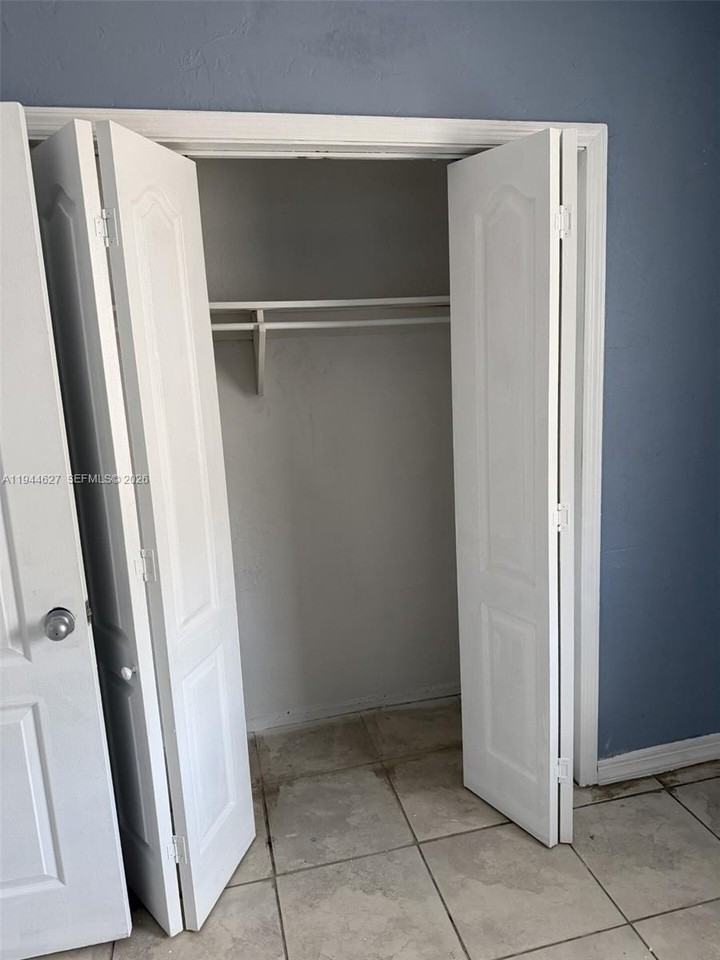 1014 Nw 33rd Ave - Photo 3 of 8