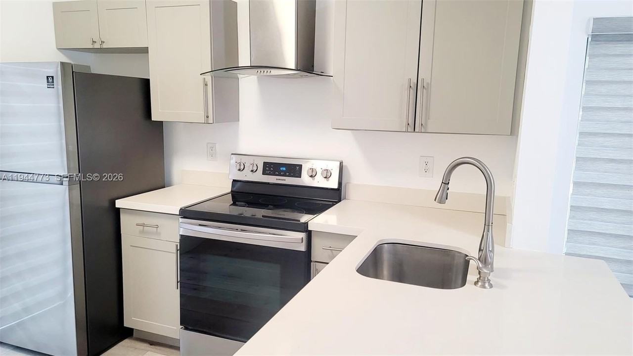 3192 Nw 61st St #0 - Photo 4 of 12