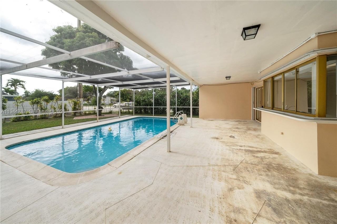 5524 Cleveland St - Photo 6 of 36