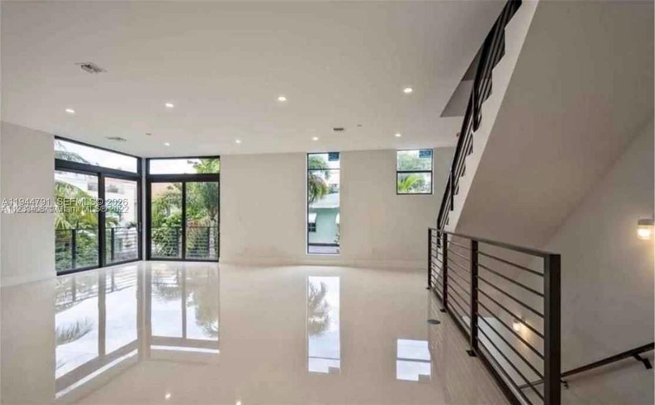 909 Ne 16th Ter #6 - Photo 2 of 50