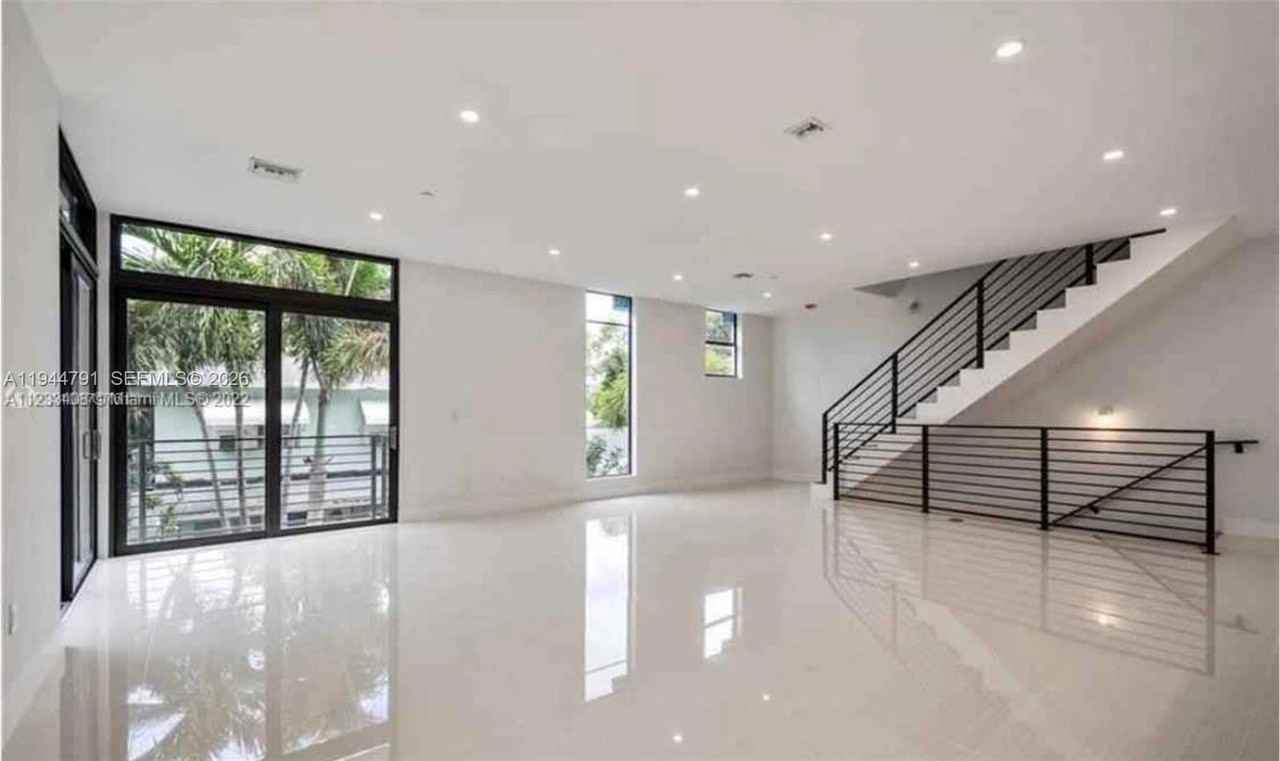 909 Ne 16th Ter #6 - Photo 3 of 50