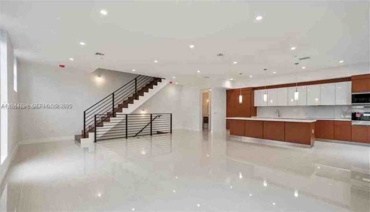 909 Ne 16th Ter #6 - Photo 4 of 50