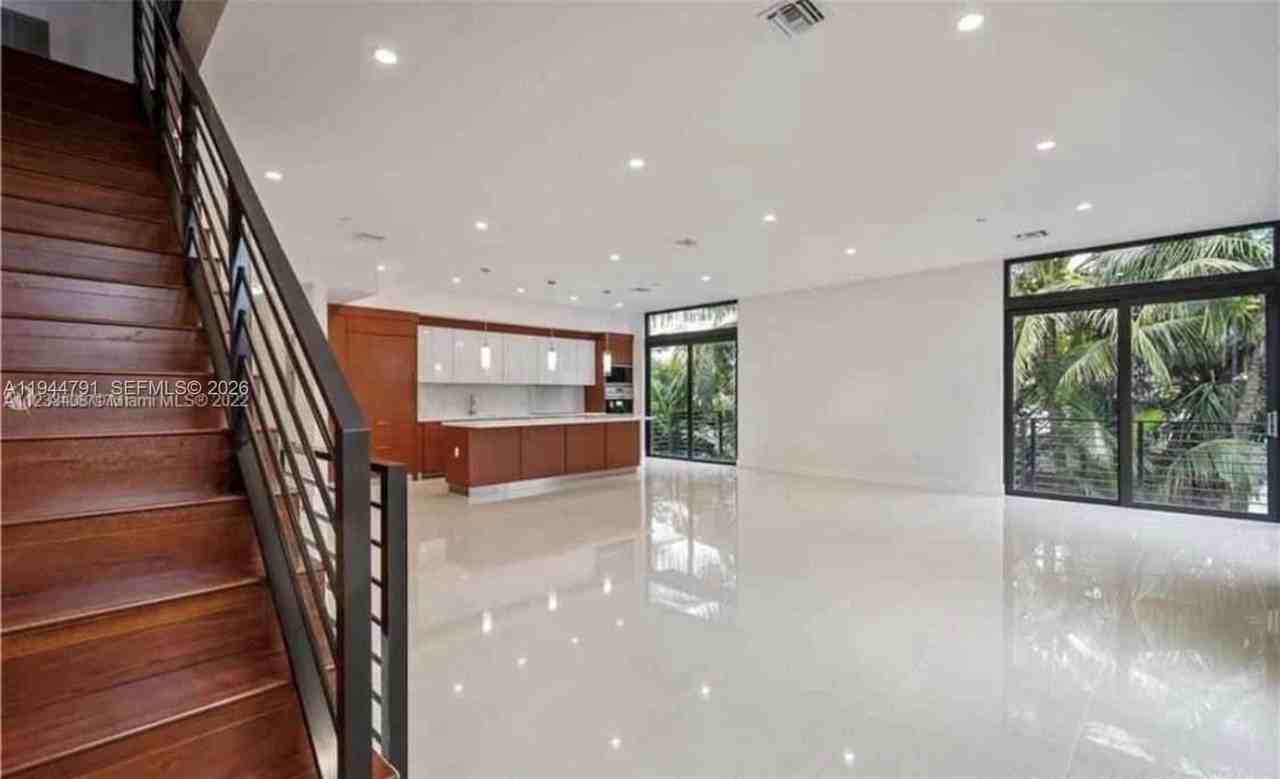 909 Ne 16th Ter #6 - Photo 5 of 50