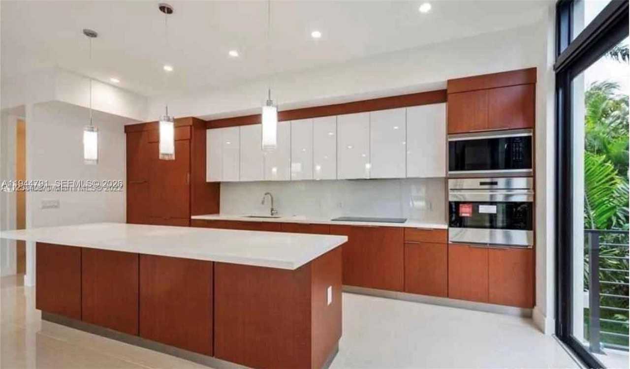 909 Ne 16th Ter #6 - Photo 6 of 50